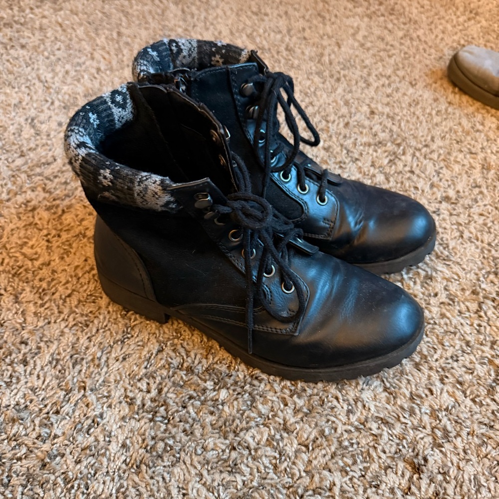 ❄️ Black Zip-Up Ankle Boots with Patterned Cuff - Picture 3 of 7